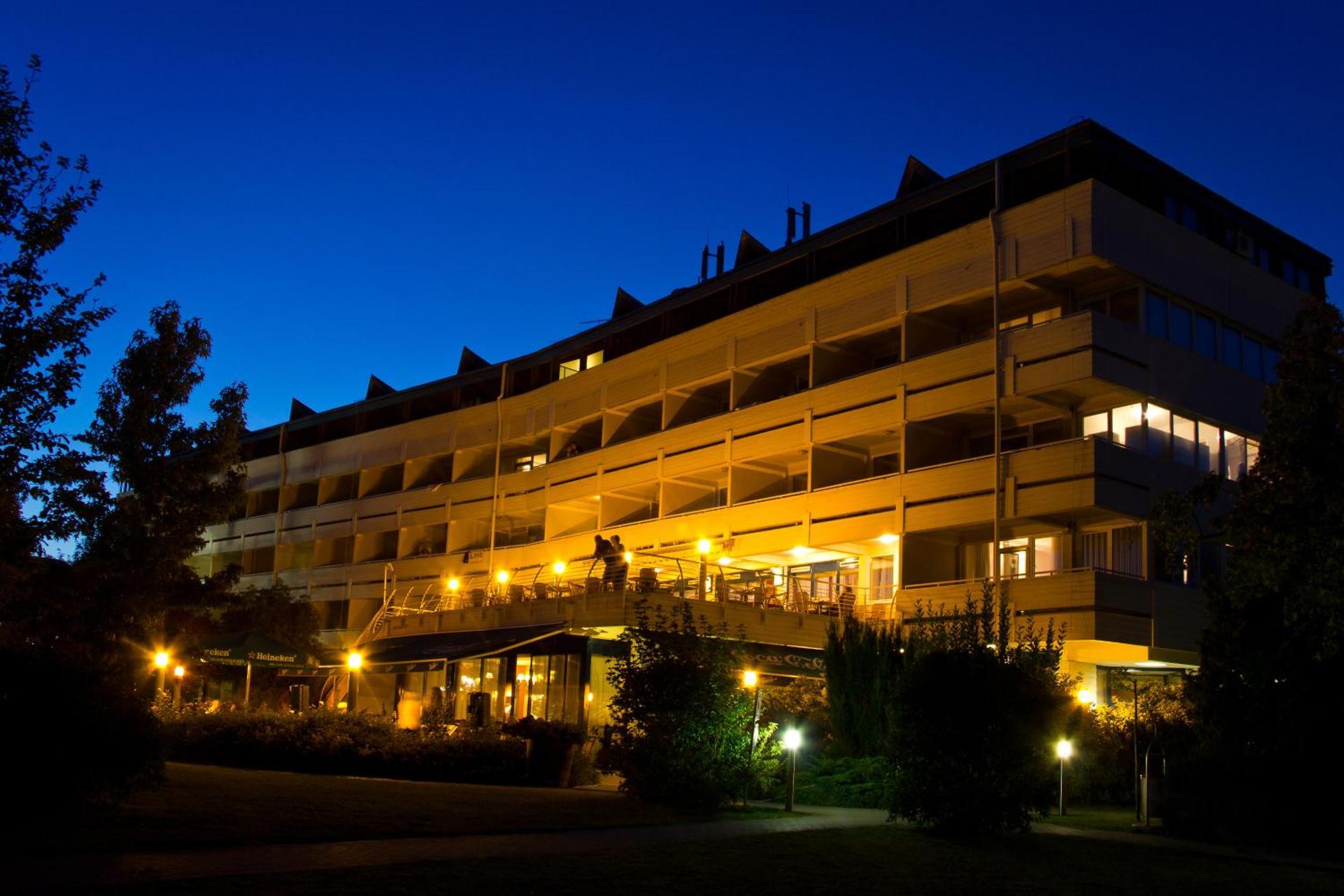 Hotel Marina Port Балатонкенеше Екстер'єр фото