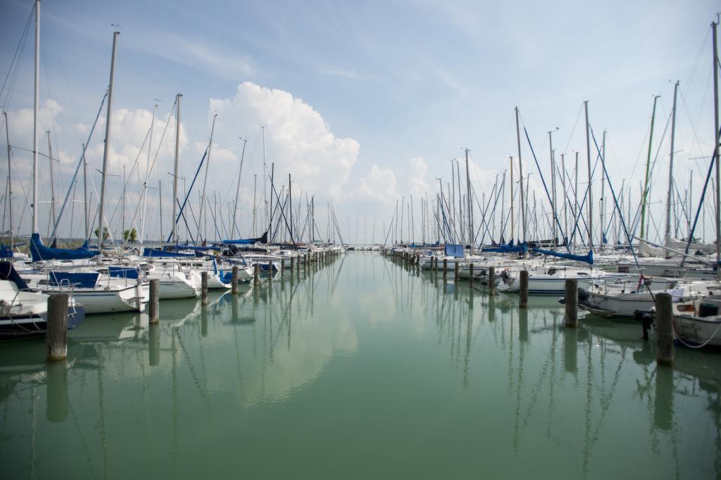 Hotel Marina Port Балатонкенеше Екстер'єр фото